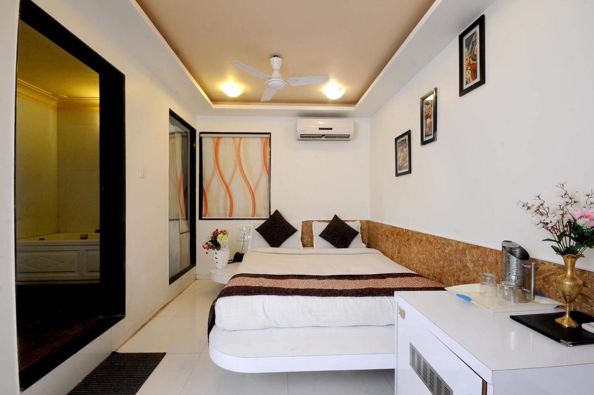 Hotel Vyankatesh&Pure Veg Restaurant Mahabaleshwar Bagian luar foto