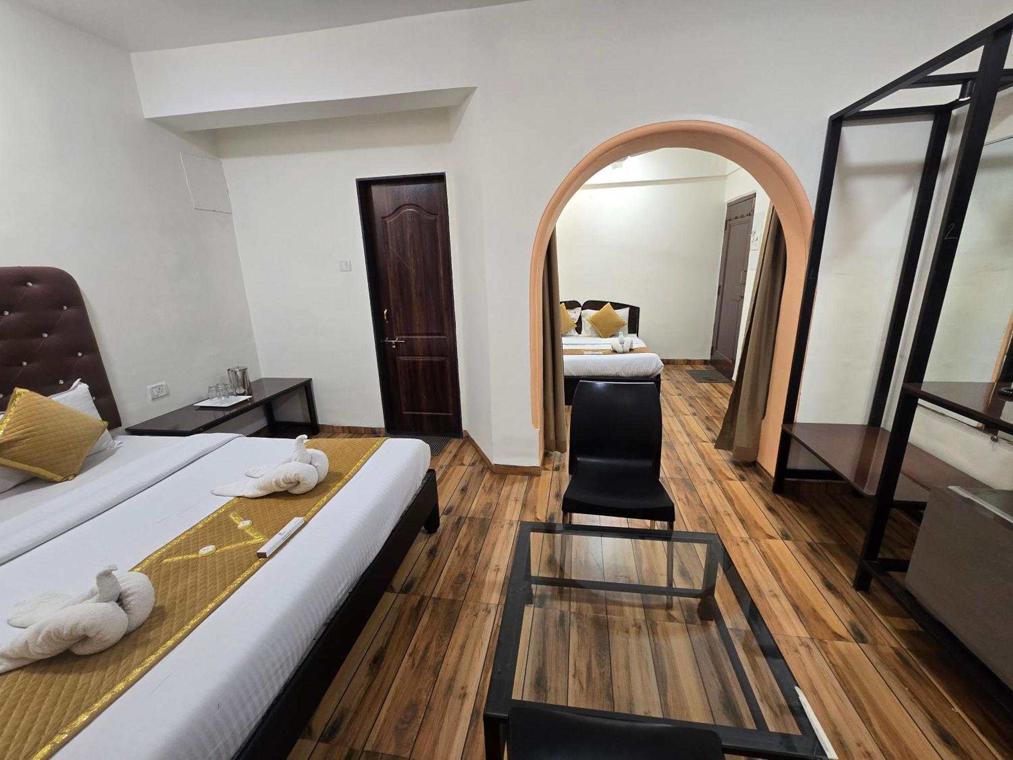 Hotel Vyankatesh&Pure Veg Restaurant Mahabaleshwar Bagian luar foto